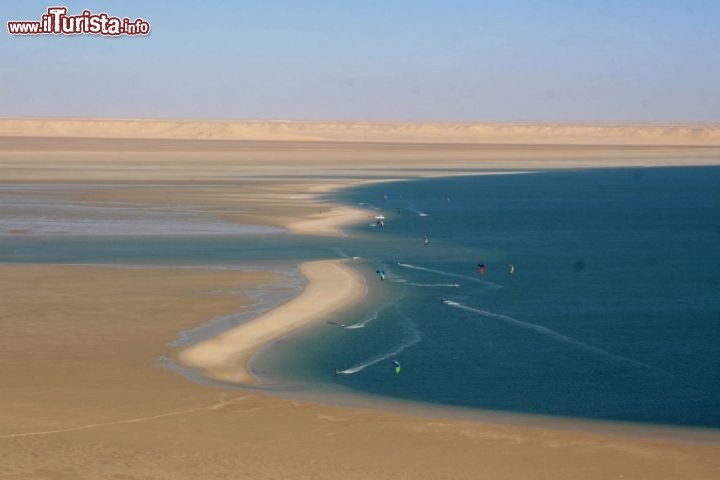 Immagine La laguna di Dakhla: tra la sabbia del Sahara si insinua la baia di Dakhla, una delle mete più frequentate dell'intera Africa da parte dei kitesurfers.