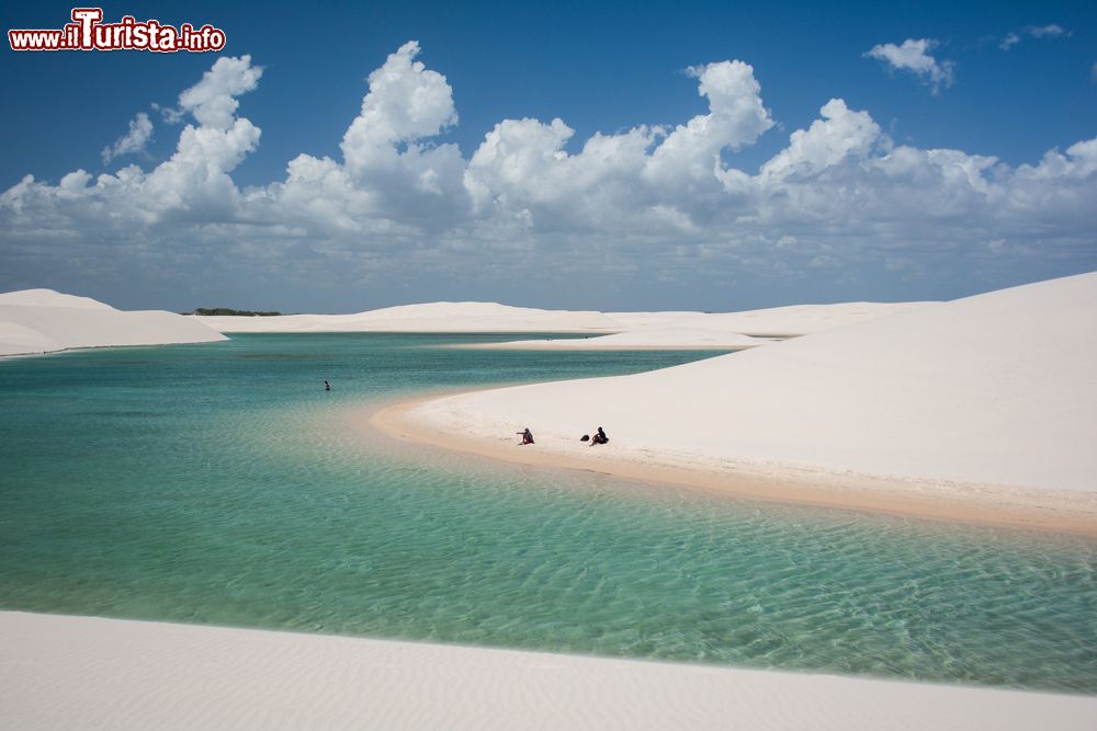 Immagine Una laguna di acqua piovana fra le dune del Lencois Maranhenses National Park, stato del Maranhao, Brasile.