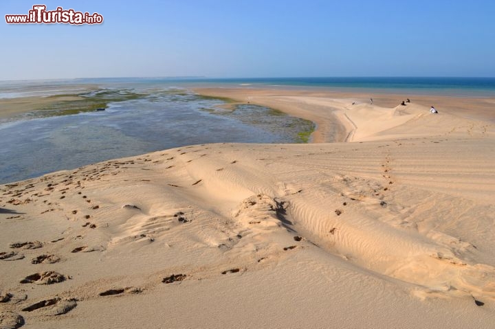 Immagine La laguna presso la Duna Bianca, Dakhla: l'aspetto della laguna cambia molto in questo punto con l'alta marea o con la bassa marea. In questo caso era possibile anche attraversarla a piedi, ma quando la marea sale, diventa un luogo straordinario per il kitesurf.