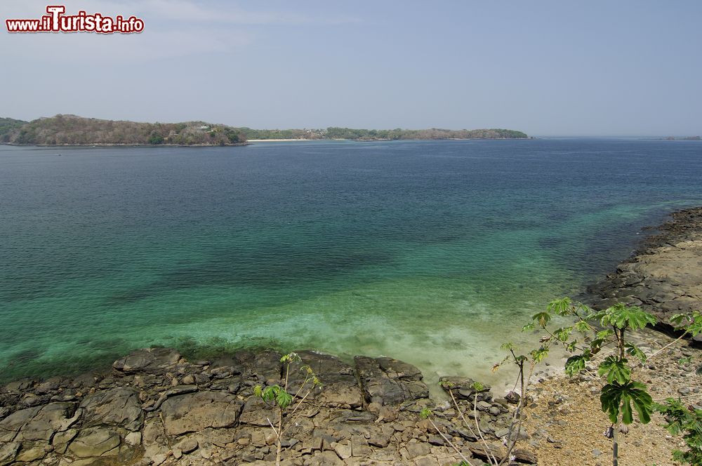 Immagine Laguna nei pressi dell'isola di Contadora, Panama, America Centrale. Contadora è una delle 220 isole dell'arcipelago delle Perle bagnate dalle acque dell'oceano Pacifico.