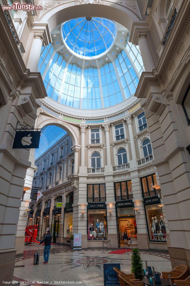 Immagine L'Aia, uno scorcio del Passage, il più antico centro commerciale al coperto dell'Olanda. Si tratta dell'unico esempio olandese di una zona al coperto dedicata allo shopping come era in voga nelle ciittà europee e americane del XIX° secolo - © Christian Mueller / Shutterstock.com