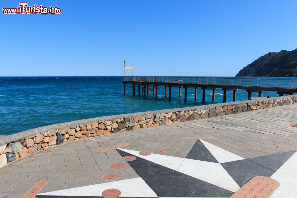 Immagine Laigueglia (Liguria) e la sua passeggiata in una giornata di sole. Questo piccolo gioiello della riviera ligure è abitato da circa 2 mila persone ed è incastonato fra i Comuni di Alassio e Andora.