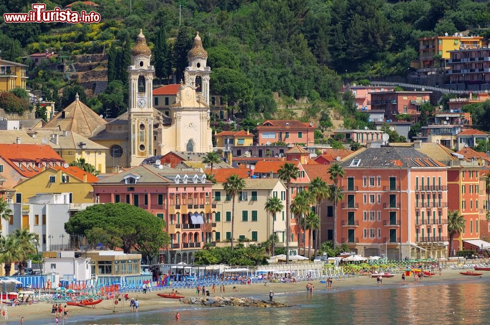 Immagine Laigueglia, uno dei Borghi più belli d'Italia, con le colline sullo sfondo, Liguria. 