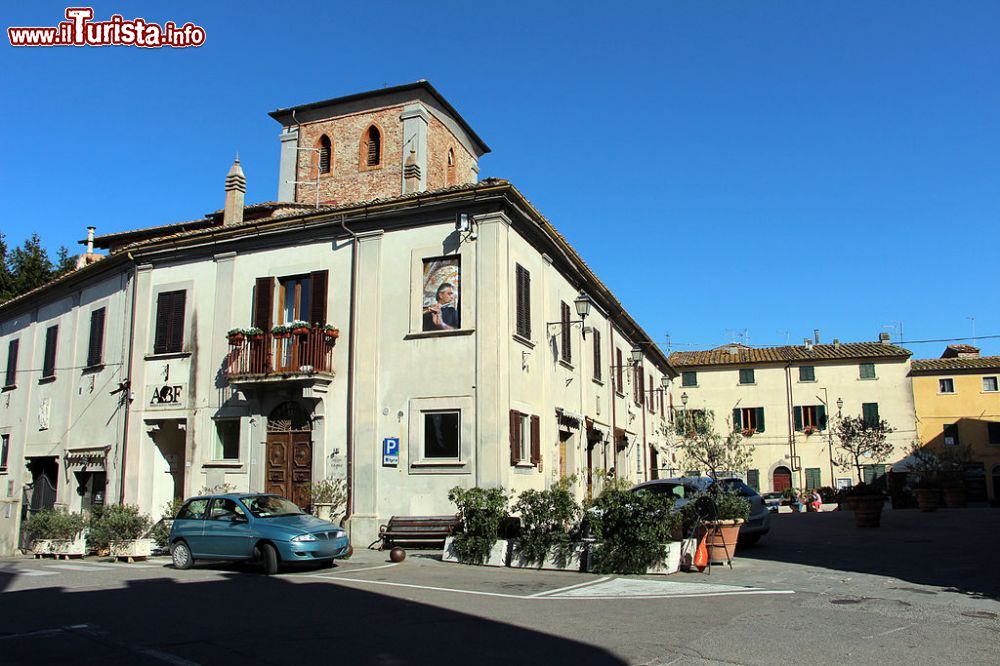 Immagine Il Palazzo Gotti in centro a Lajatico in Toscana: è la città di Andrea Bocelli