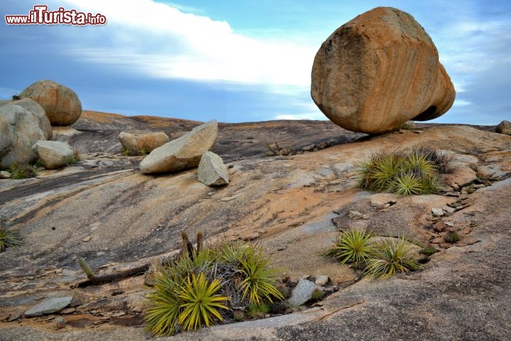 Immagine Un masso di granito in equilibrio sulle rocce. L'erosione eolica ha creato queste particolari formazioni geologiche, che oltre che in Brasile si possono ammirare in Australia, in Nuova Zelanda e Africa: si tratta dei Lajedo de Pai Mateus