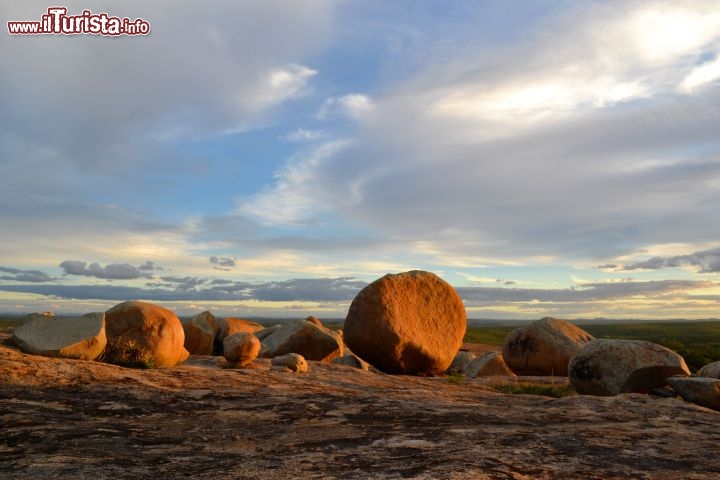 Immagine Il magico paesaggio del Lajedo de Pai Mateus al tramonto (Brasile)