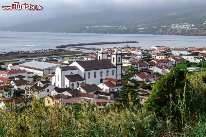 Immagine Le origini di Lajes do Pico, graziosa città situata nella parte meridionale delle Azzorre, si fanno risalire al 1460 quando Fernao Alvares Evangelho costruì la dua dimora nel territorio che cominciò ad essere conosciuto da tutti come Penendo Negro, a sud dell'attuale villaggio. Stando alla tradizione pare che a causa della necessità di acqua potabile, la casa venne costruita a fianco di un burrone fuori città dando poi origine con il tempo al nucleo abitativo che oggi si chiama Lajes do Pico - © KamilloK / Shutterstock.com