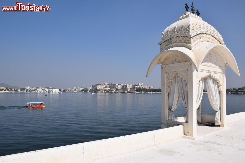 Immagine Lake Garden Palace (anche chiamato Jag Mandir) nel lago Pichola a Udaipur, Rajasthan, India.