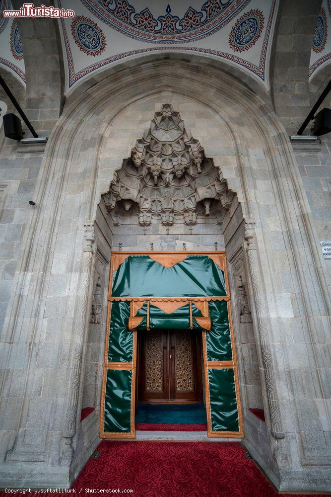 Immagine Lalapasa Mosque (Cami) a Erzurum, Turchia. Si tratta della prima moschea costruita durante l'impero ottomano in questa città turca. La sua costruzione risale al 1562 - © yusuftatliturk / Shutterstock.com