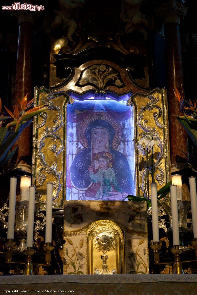 Immagine L'altare del santuario Madonna del Sangue con l'icona nel borgo di Re, Piemonte - © Paolo Trovo / Shutterstock.com