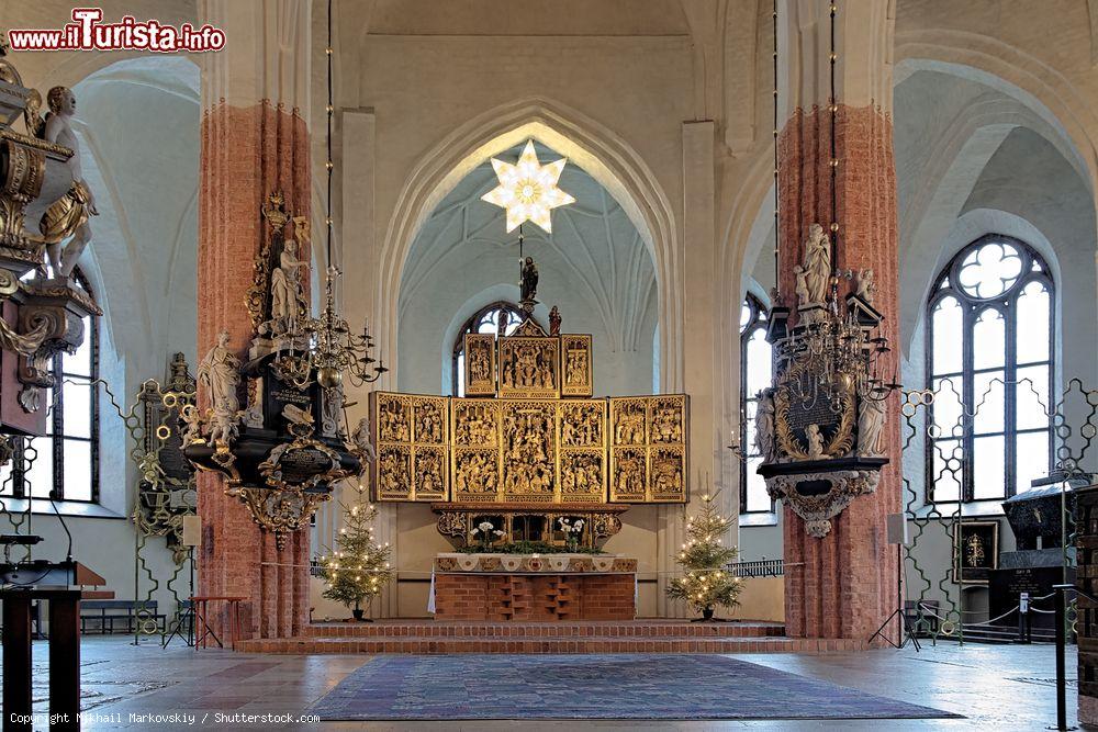 Immagine L'altare della cattedrale di Vasteras, Svezia. Preziose e ricche decorazioni scultoree abbelliscono le due grandi colonne che si trovano ai lati dell'altare maggiore della chiesa luterana rimaneggiata nel 1460 e nel 1850 - © Mikhail Markovskiy / Shutterstock.com