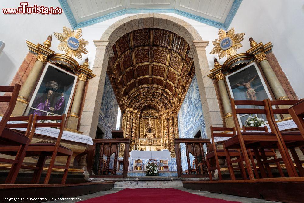 Immagine L'altare maggiore e i due laterali della Chiesa della Misericordia a Serta, Portogallo - © ribeiroantonio / Shutterstock.com