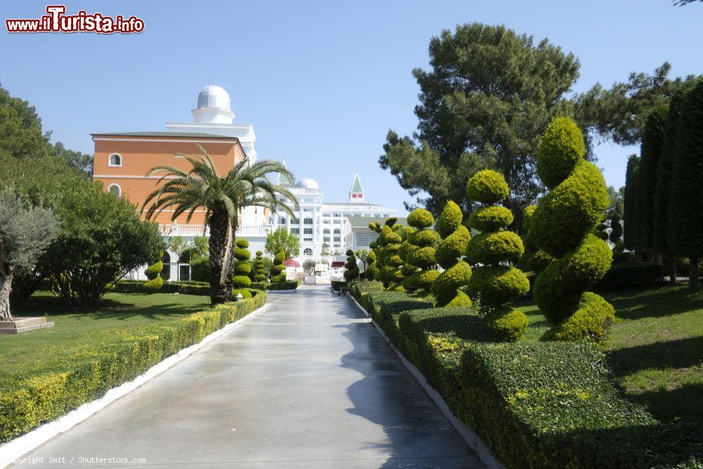 Immagine L'Amara Dolce Vita Luxury Hotel di Tekirova, Turchia: siepi e piante verdi lungo i viali alberati dell'hotel all-inclusive © Smit / Shutterstock.com