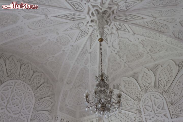 Immagine Il lampadario della Sala Bianca del castello di Sammezzano. L'edificio, attualmente semiabbandonato, è di proprietà di una società italo-inglese - foto © Greta Gabaglio / Shutterstock.com