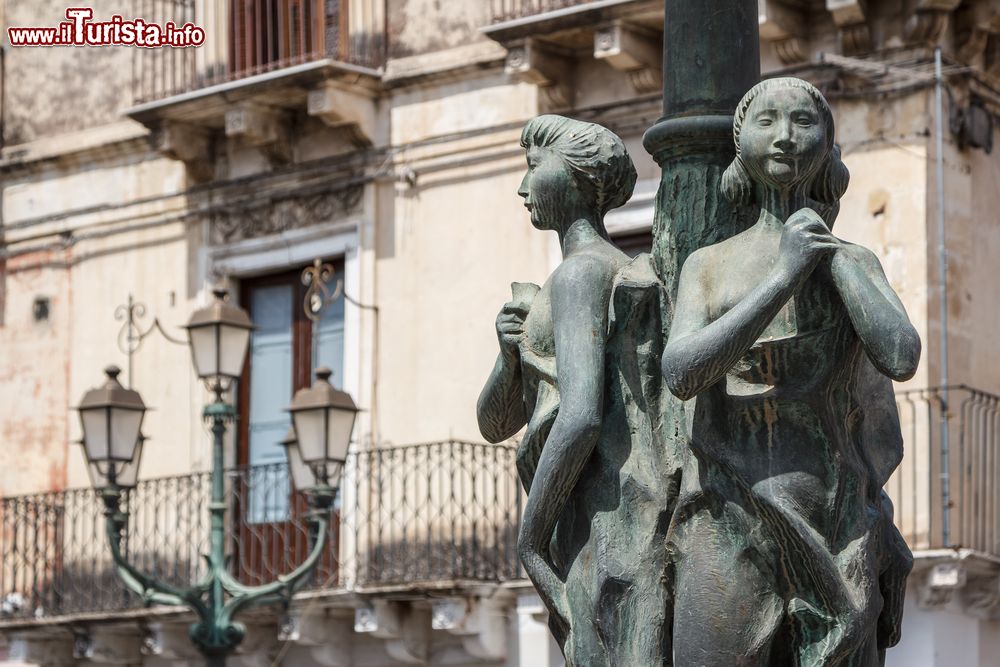 Immagine Lampioni artistici nel centro di Paternò in Sicilia