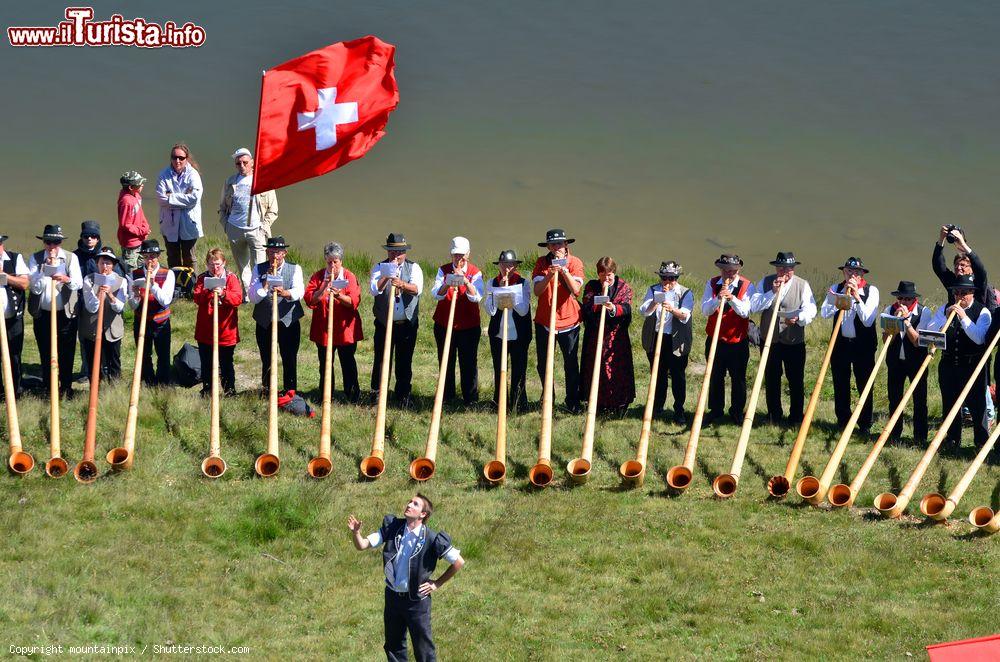 Immagine Il lancio della bandiera svizzera e il gran ensamble alla finale dell'11 Festival Internazionale dei Cori Alpini a Nendaz, Svizzera - © mountainpix / Shutterstock.com
