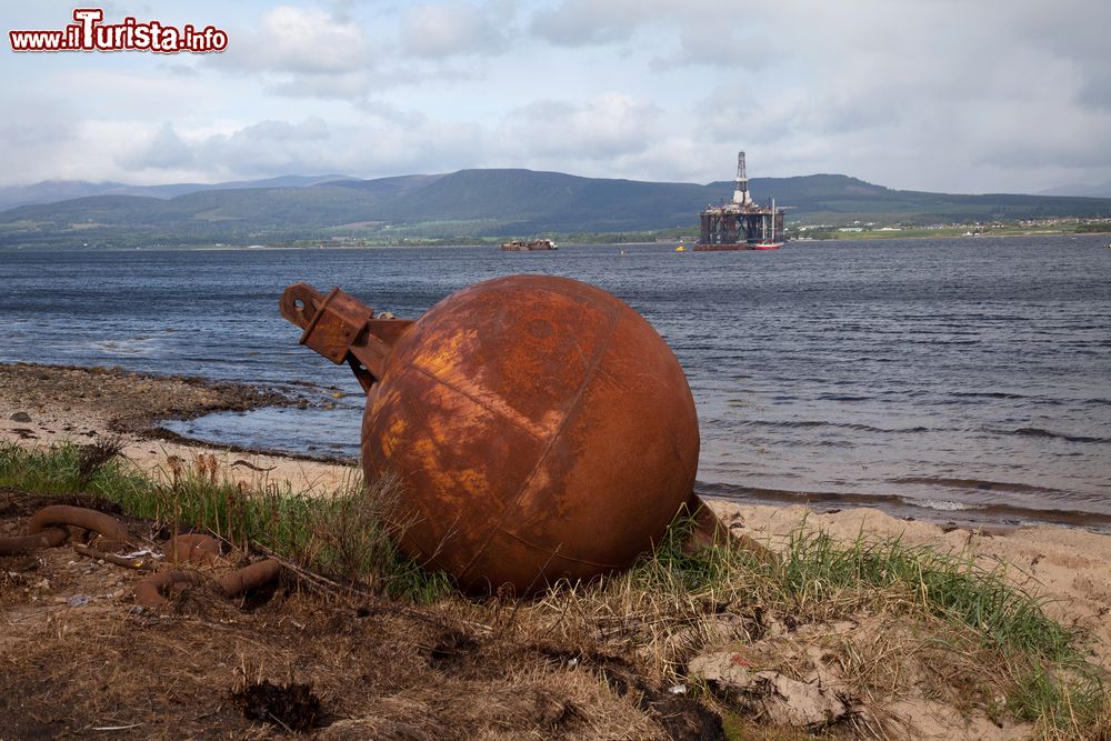 Immagine L'ancora di una vecchia nave sulla spiaggia della Black Isle, Scozia.