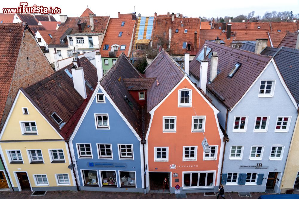 Immagine Landsberg am Lech, Germania: una suggestiva veduta dall'alto delle tradizionali case bavaresi colorate.