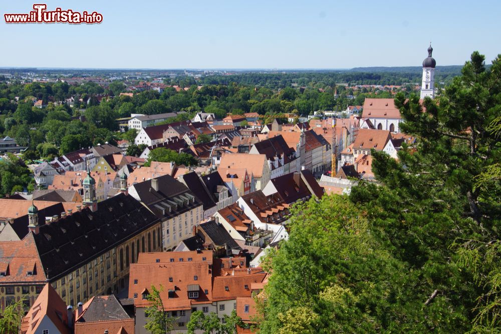 Immagine Landsberg am Lech vista dalla torre Junfernsprung, Baviera (Germania). Grazie alle sue fortificazioni e alle torri, questa cittadina conserva tutt'oggi la sua atmosfera medievale.