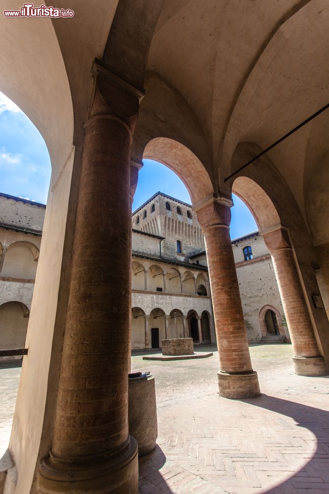 Immagine Langhirano di Parma: coorte interna del Castello di Torrechiara, Emilia Romagna