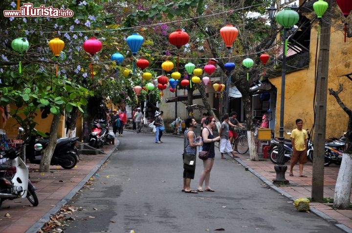 Immagine Lanterne in strada a Hoi An in Vietnam. Questo villaggio è chiamato la città delle lanterne di seta - © salajean / Shutterstock.com
