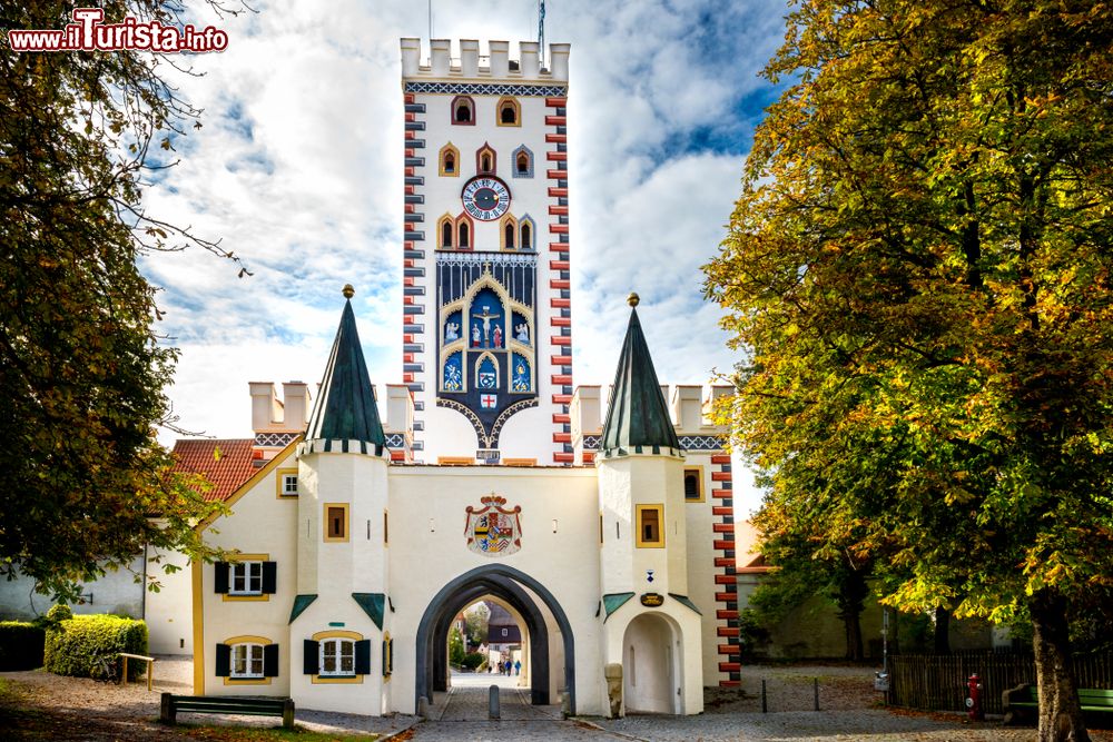 Immagine L'antica Bayertor a Landsberg am Lech, Germania. Considerata la più bella porta della città, è da ammirare anche di notte quando viene illuminata.