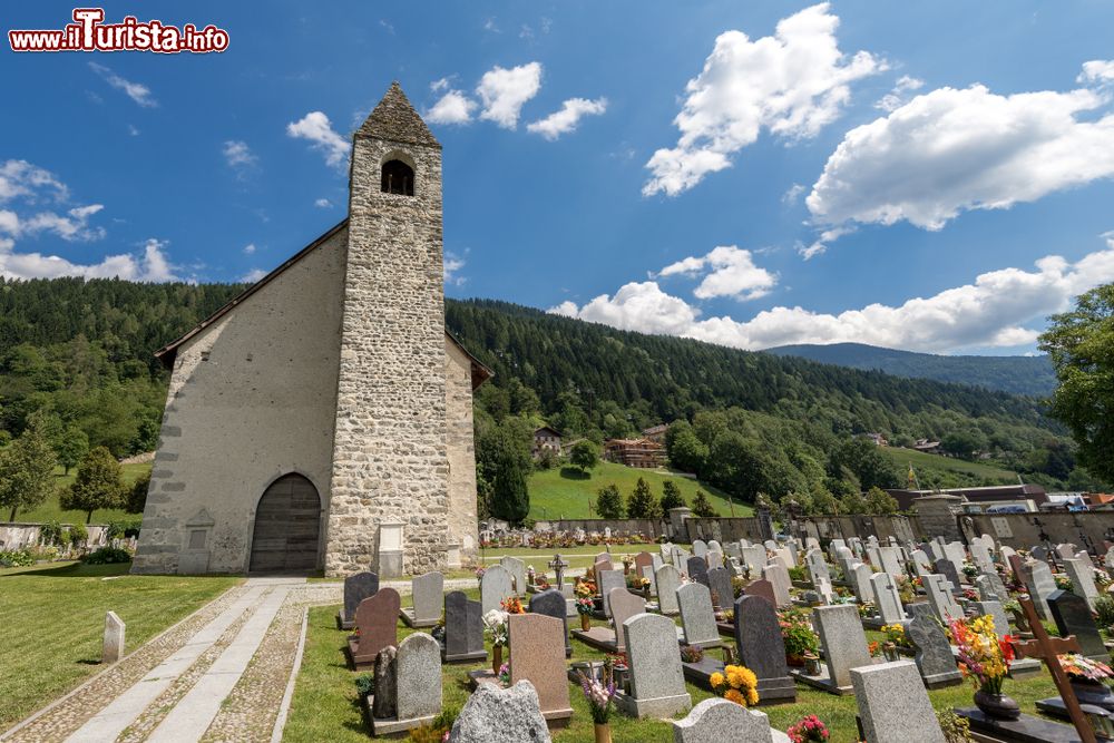 Immagine L'antica chiesa di San Vigilio a Pinzolo, Trentino Alto Adige. La facciata medievale è ricoperta da affreschi di epoche diverse: il più importante, per il tema trattato, è quello della "Danza macabra" di Simone Bachenis.