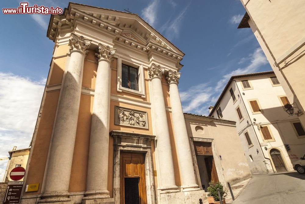 Immagine L'antica chiesa di Sant'Ansano a Spoleto, Umbria. Situato in prossimità di piazza del Mercato, l'edificio religioso venne consacrato nel 1164.