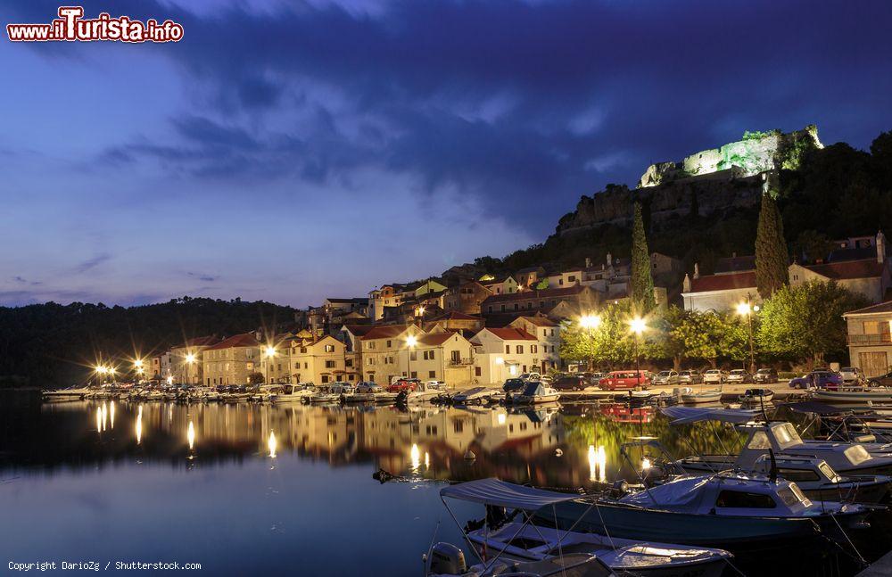 Immagine L'antica città di Novigrad (Cittanova) illuminata di sera, Croazia - © DarioZg / Shutterstock.com