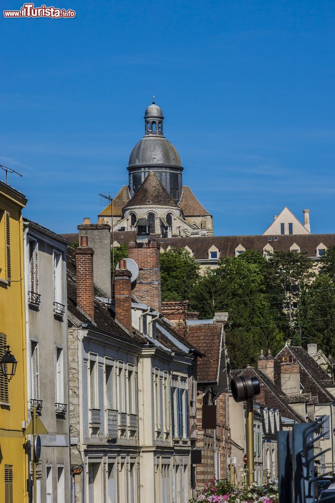 Immagine L'antica città medievale di Provins, Francia, con palazzi affacciati su una strada del centro.