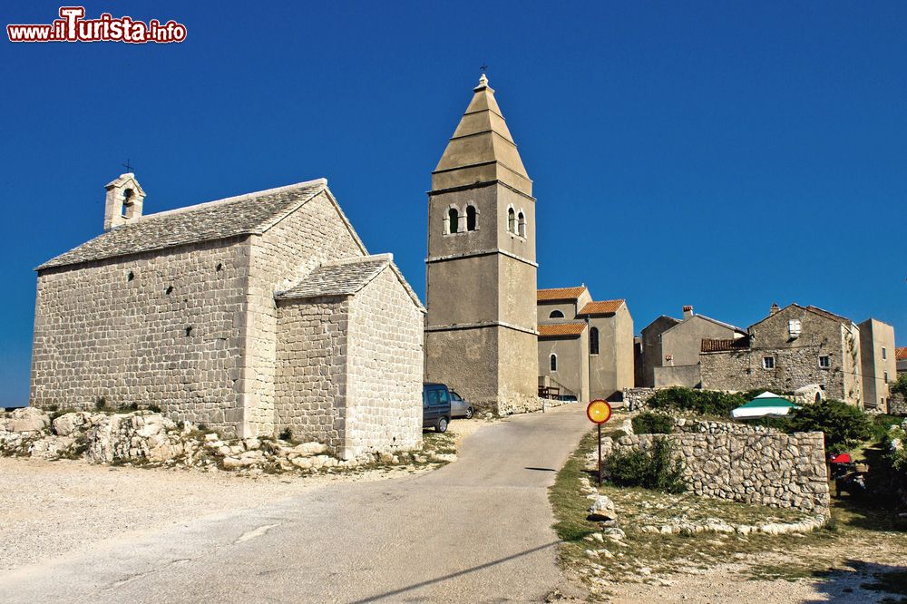 Immagine L'antica città mediterranea di Lubenice, isola di Cres, Croazia. La cittadina si trova nella parte occidentale dell'isola e sorge a 378 metri sul livello del mare. Quasi abbandonato, questo borgo è carico di atmosfera grazie anche ai suoi 40 edifici e alle 7 abitazioni.