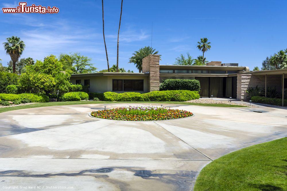 Immagine L'antica dimora di Frank Sinatra a Palm Springs, California. Costruita nel 1947, è divenuta una frequentata attrazione turistica - © Greg Ward NZ / Shutterstock.com