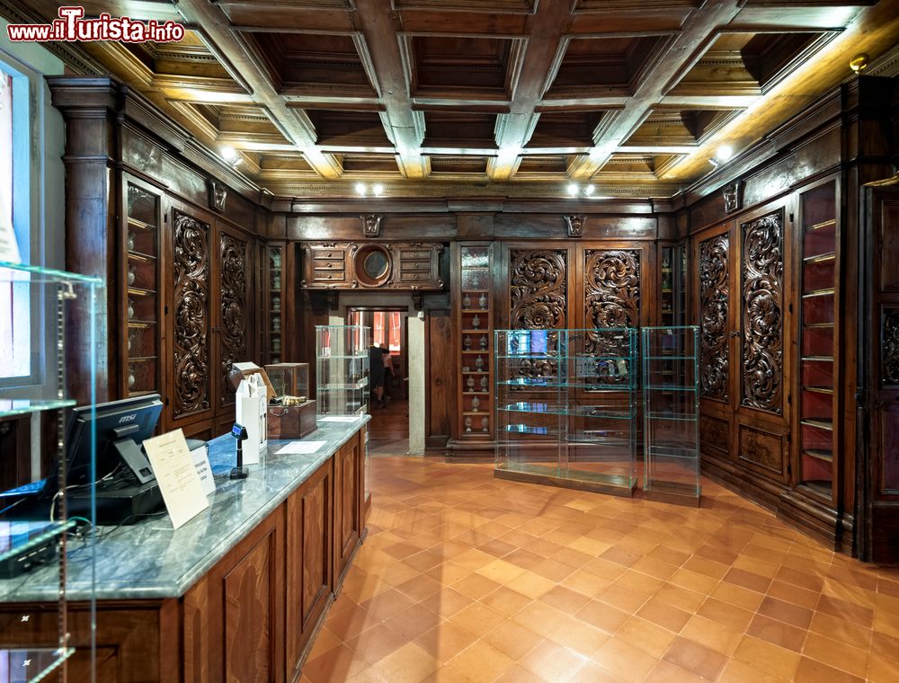 Immagine L'antica farmacia del Monastero di Camaldoli in Toscana - © Roberto Giachino / Shutterstock.com