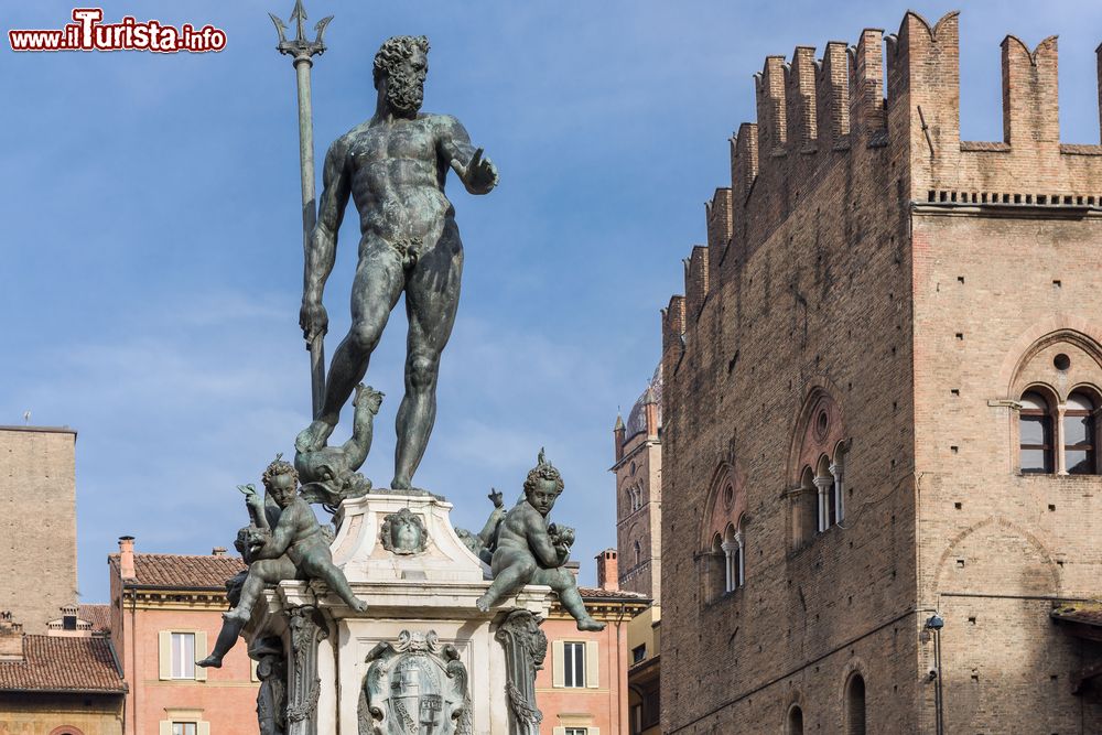 Immagine L'antica fontana del Nettuno a Bologna, Emilia-Romagna. Situata nell'omonima piazza del centro cittadino, fu voluta da Pier Donato Cesi per glorificare il governo pontificio di papa Pio IV°.