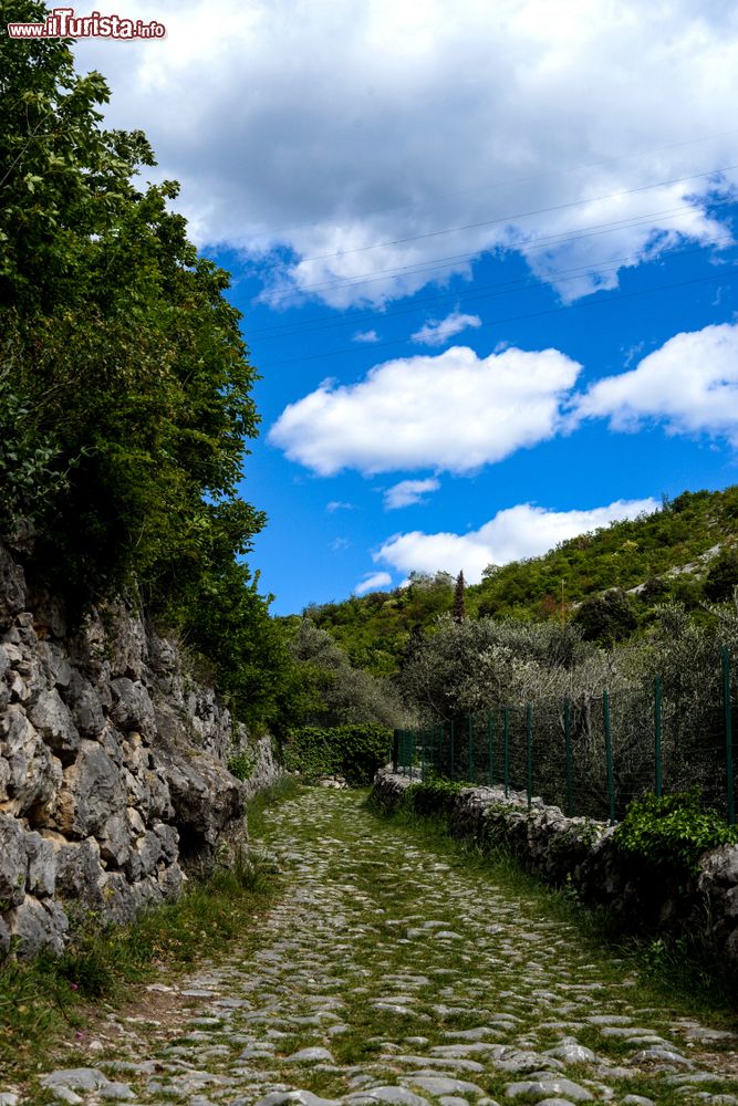 Immagine L'antica strada di ciottoli fra Torbole e Nago, provincia autonoma di Trento.