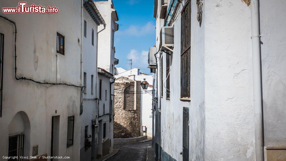 Immagine L'antica torre della Muralla nel centro storico di Oliva, Spagna. Bene di interesse culturale, questa costruzione fatta di mattoni e pietra è l'unica che rimane del muro che circondava la città nel VXI° secolo - © Vivvi Smak / Shutterstock.com