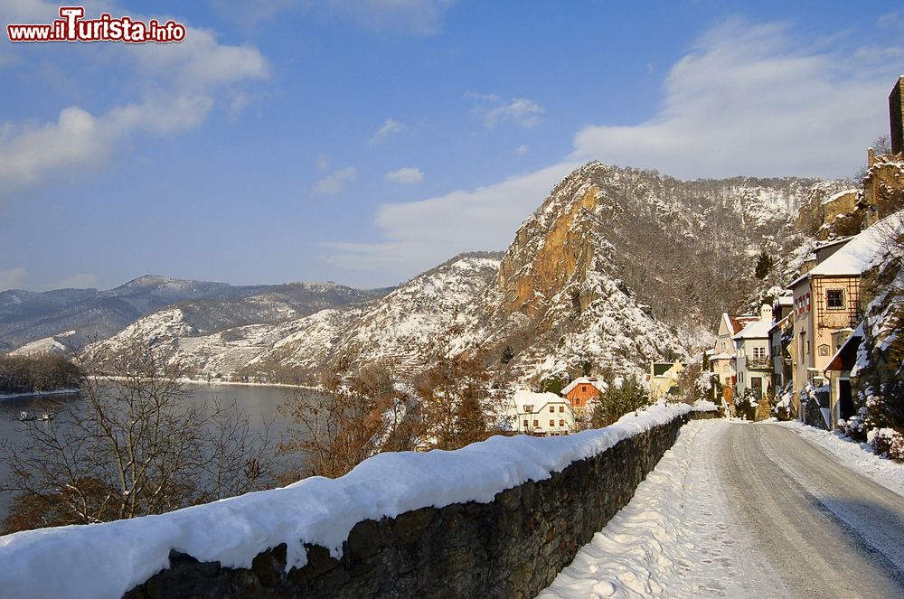 Immagine L'antico borgo austriaco di Durnstein fra le montagne innevate. 