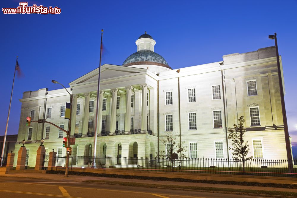 Immagine L'antico Campidoglio di Jackson, Mississippi, al crepuscolo (Stati Uniti d'America).