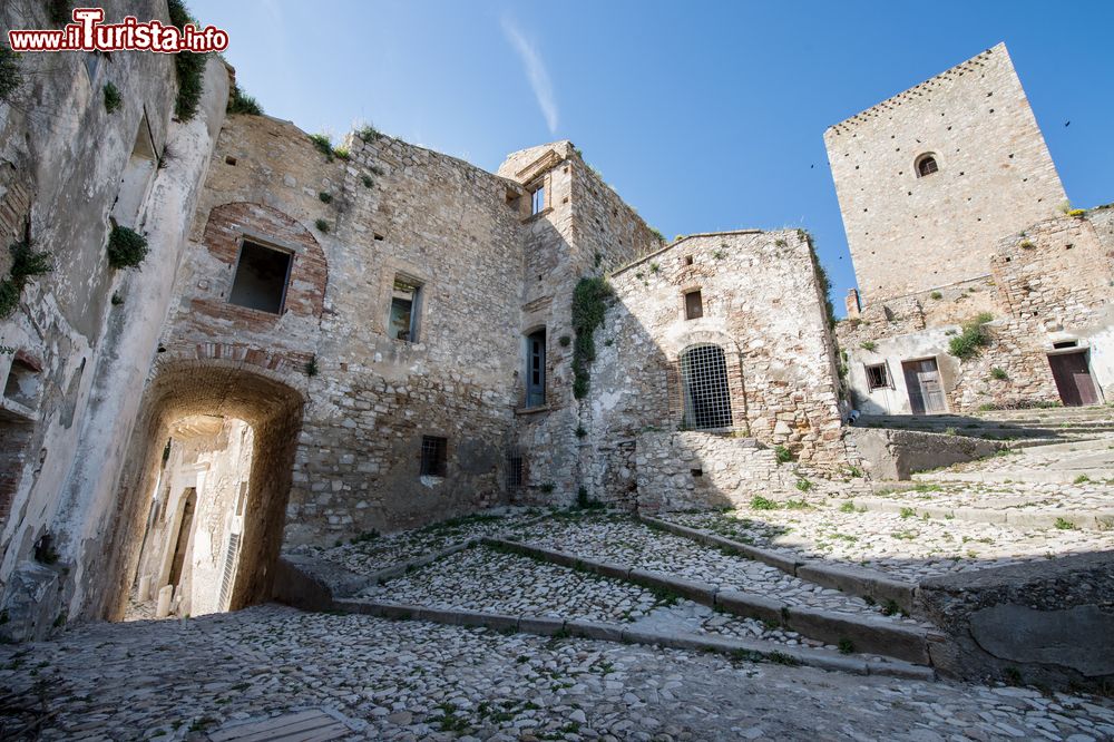 Immagine L'antico centro di Craco, in provincia di Matera, Basilicata. Nel realizzare un piano di recupero del borgo, il Comune ha istituito un percorso di visita guidata lungo un itinerario messo in sicurezza: si può così percorrere il centro del paese sino a quello che resta della vecchia piazza principale sprofondata in seguito alla frana.