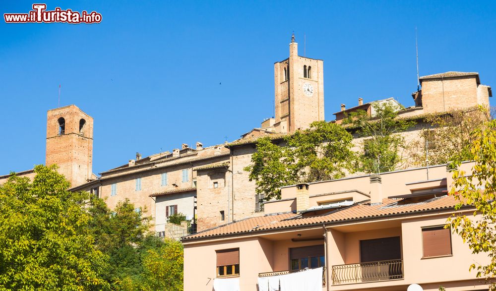 Immagine L'antico centro di Sarnano, Macerata (Marche): conserva ancora la forma del vecchio castrum, borgo fortificato che si snoda in cerchi concentrici dalla Piazza Alta.