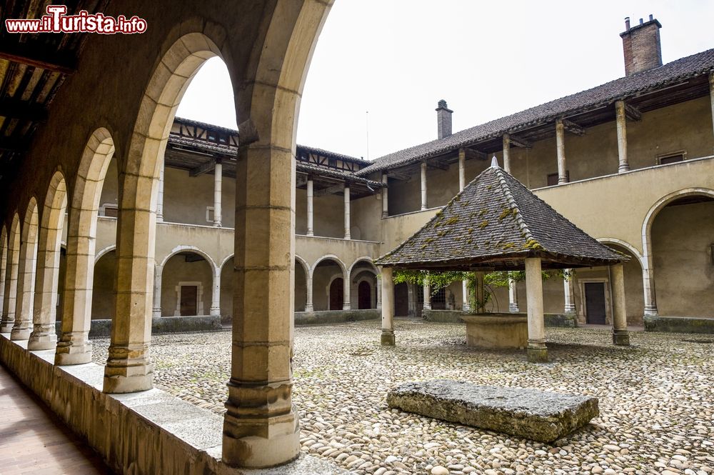 Immagine L'antico chiostro della chiesa di Brou nei pressi di Bourg-en-Bresse, dipartimento dell'Ain, Francia.