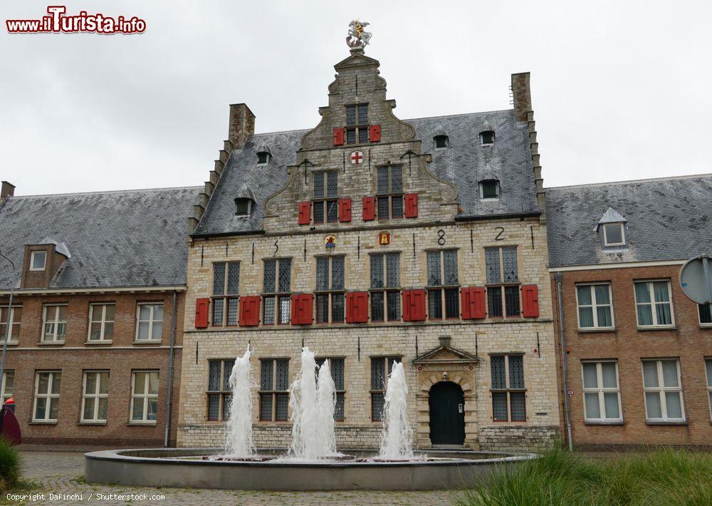 Immagine L'antico edificio Sint-Jorisdoelen nel centro di Middelburg, Olanda. La Casa della Corporazione degli Arcieri di San Giorgio risale al 1582 ma la sua facciata attuale venne ricostruita nel 1970 - © Dafinchi / Shutterstock.com