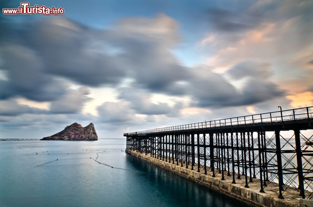 Immagine L'antico embarcadero del Hornillo nella città di Aguilas, Spagna, al tramonto.