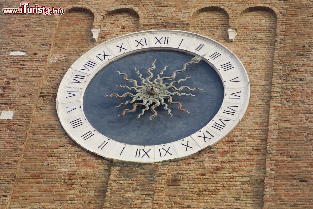 Immagine L'antico orologio del campanile di Chioggia, Veneto, Italia. Questo bell'orologio che si trova sulla facciata della torre della chiesa di Sant'Andrea è il secondo più antico al mondo dopo quello della cattedrale di Salisbury in Gran Bretagna.