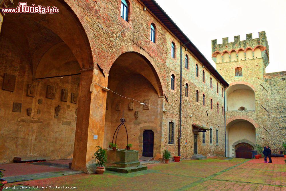 Immagine L'antico Palazzo dei Vicari a Scarperia in Toscana, famoso per i suoi affreschi - © Simona Bottone / Shutterstock.com