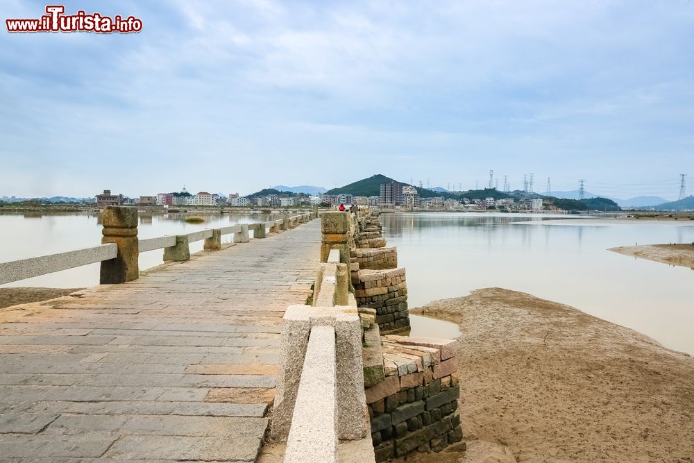 Immagine L'antico ponte di pietra della città di Haikou, Cina.