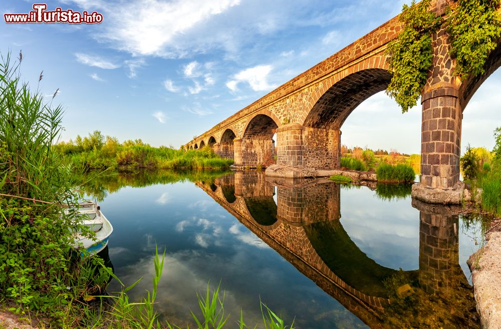 Immagine L'antico ponte in muratura di Orosei sul fiume Cedrino, Sardegna. Questo corso d'acqua scorre in provincia di Nuoro: dopo un percorso tortuoso di 80 km sfocia nel mar Tirreno proprio all'altezza di Orosei.