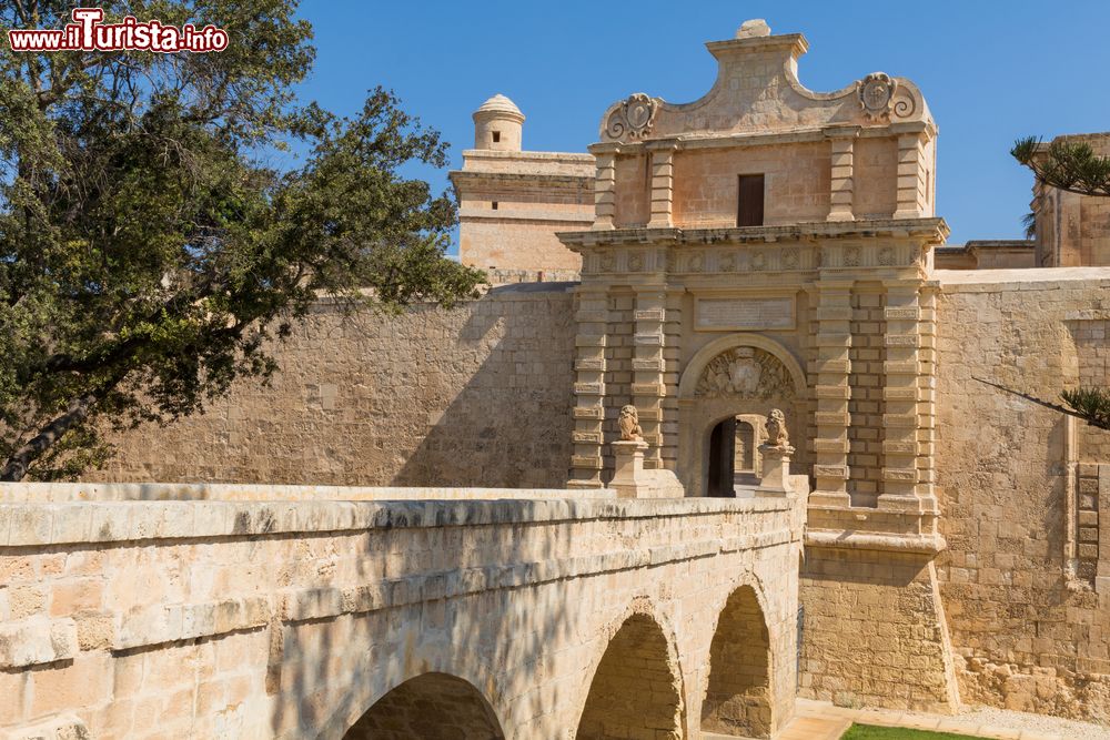 Immagine L'antico ponte in pietra calcarea con l'ingresso a Mdina, Malta. Questa città ha una storia di oltre 4 mila anni, storia che testimonia le origini della cristianità maltese.