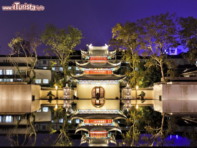 Immagine L'antico Tempio di Confucio fotografato di notte a Nanjing, Cina. Più che un tempio è un vero e proprio quartiere affacciato sul fiume Azzurro - © Taras Vyshnya / Shutterstock.com