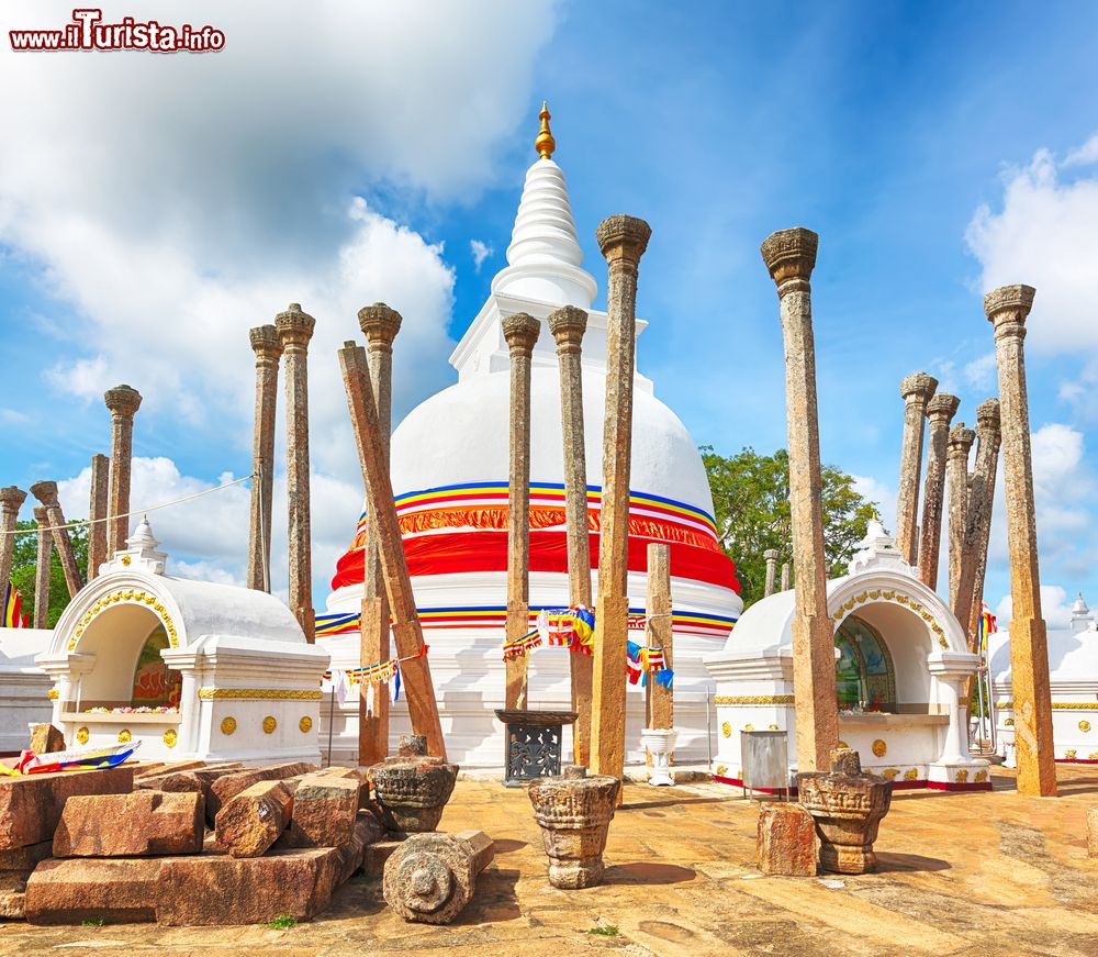 Immagine L'antico tempio di Thuparamaya nella città di Anuradhapura, Sri Lanka. Situato nella zona sacra del parco di Mahamewna, questo stupa è il primo "dagoba" ad essere stato costruito sull'isola. Risale al regno di re Devanampiya ed è ufficialmente riconosciuto dal governo come sito archeologico dello Sri Lanka.